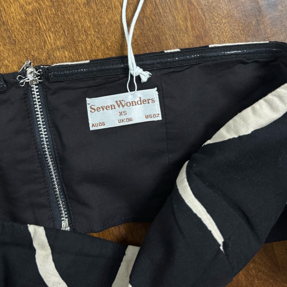 Seven Wonders Black Crop Top - Picture 6 of 8
